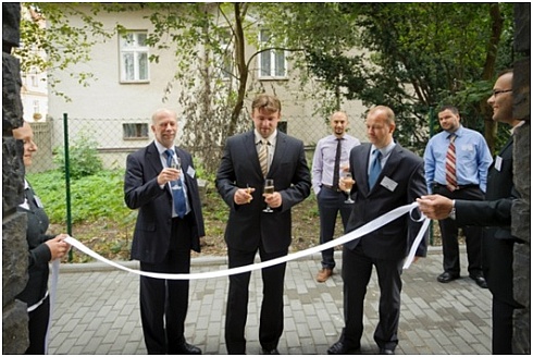 Oficiální otevření školicího střediska ATS. Zleva: místopředseda MESA Europe Mike James, 1. místostarosta N. Jičína PhDr. Jaroslav Dvořák, výkonný ředitel ATS ČR Ing. Vlastimil Raška