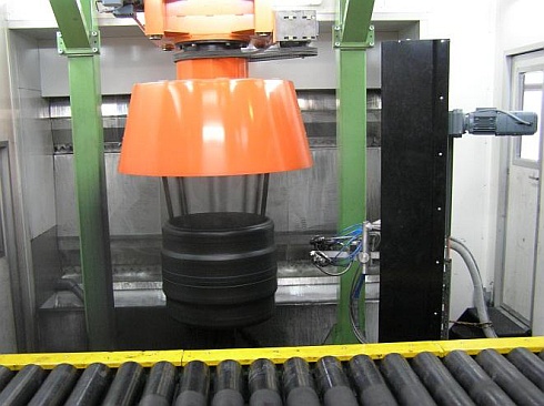 Výrobek v procesní komoře během lakování